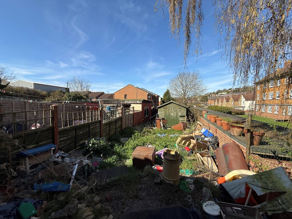 Lot: 138 - HOUSE FOR COMPLETE REFURBISHMENT - Garden to rear